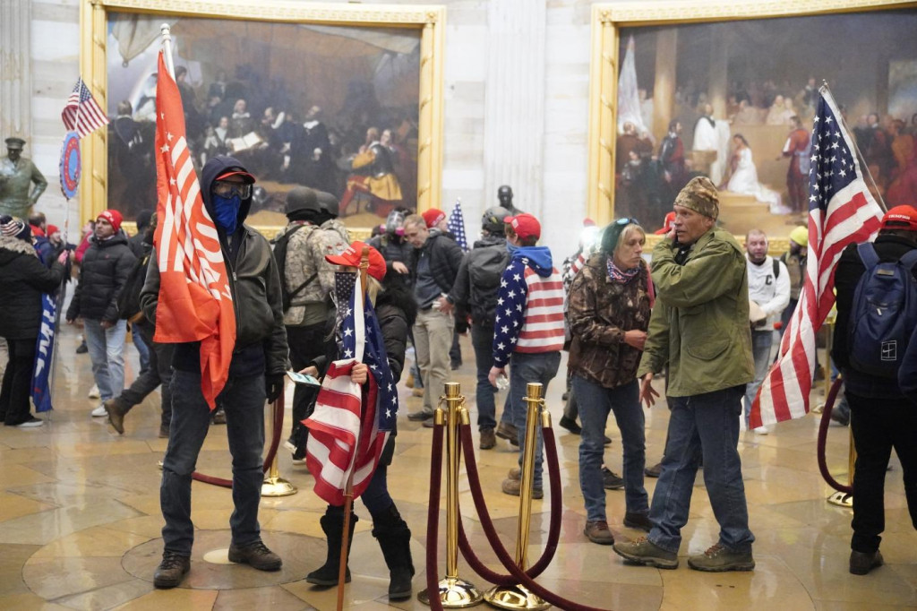 Galleria foto 'I manifestanti trumpisti profanano il Capitol, tempio della democrazia' - foto 5