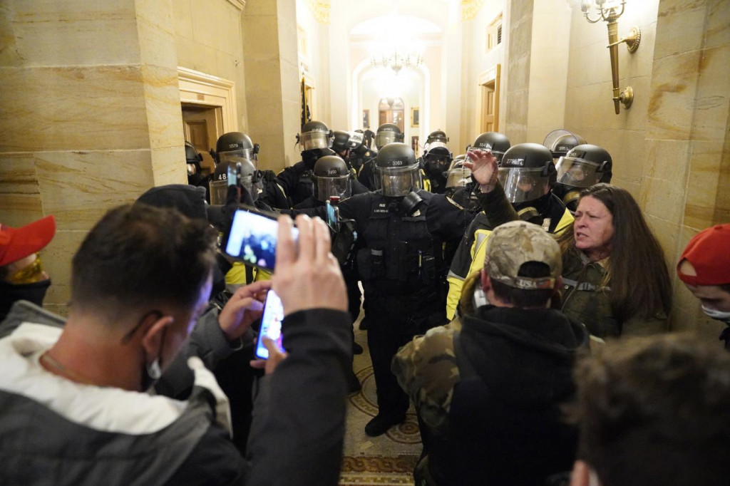 Galleria foto 'I manifestanti trumpisti profanano il Capitol, tempio della democrazia' - foto 9