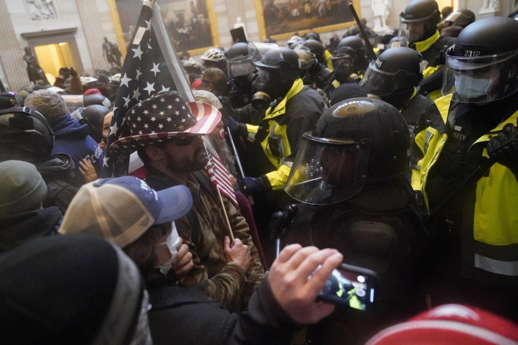 Galleria foto 'I manifestanti trumpisti profanano il Capitol, tempio della democrazia' - foto 17