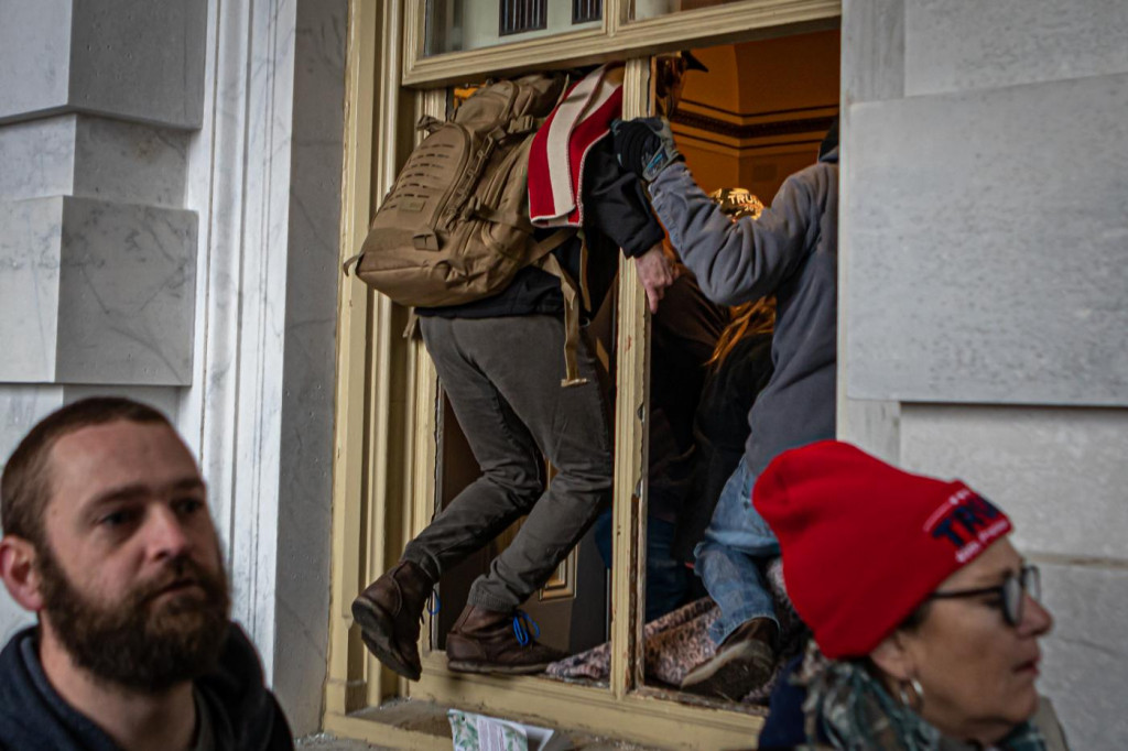 Galleria foto 'I manifestanti trumpisti profanano il Capitol, tempio della democrazia' - foto 19