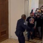 Usa, assalto al Campidoglio: il momento in cui i manifestanti entrano nell’edificio