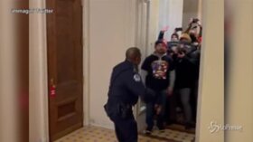 Usa, assalto al Campidoglio: il momento in cui i manifestanti entrano nell’edificio