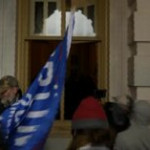 Assalto a Capitol Hill, i manifestanti rompono le finestre del Campidoglio per entrare