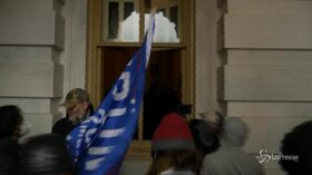Assalto a Capitol Hill, i manifestanti rompono le finestre del Campidoglio per entrare