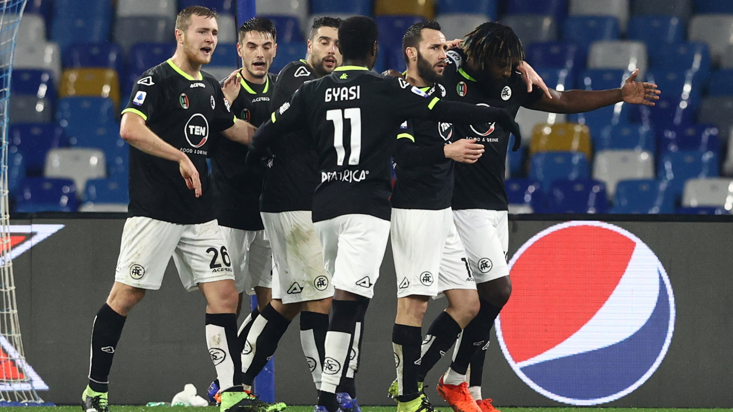 Calcio, impresa Spezia a Napoli: Nzola e Pobega ribaltano gol Petagna