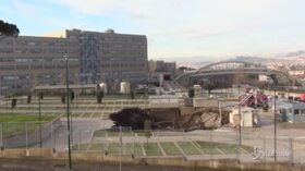 Napoli, boato all’ospedale del Mare: enorme voragine in strada