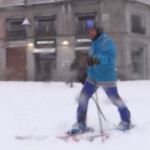Madrid sepolta dalla neve, i cittadini sciano per le vie del centro: “Bisogna sfruttare l’occasione”