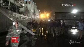 Indonesia, la ricerca dei resti del volo inabissato con 62 persone a bordo