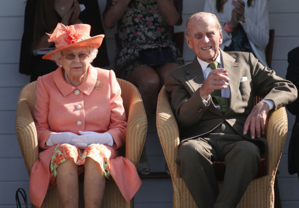 La regina Elisabetta con il principe consorte al Guards Polo Club