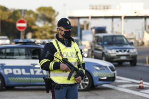 Coronavirus, vietato viaggiare tra regioni nel periodo natalizio: posto di blocco al casello della diramazione Roma Nord