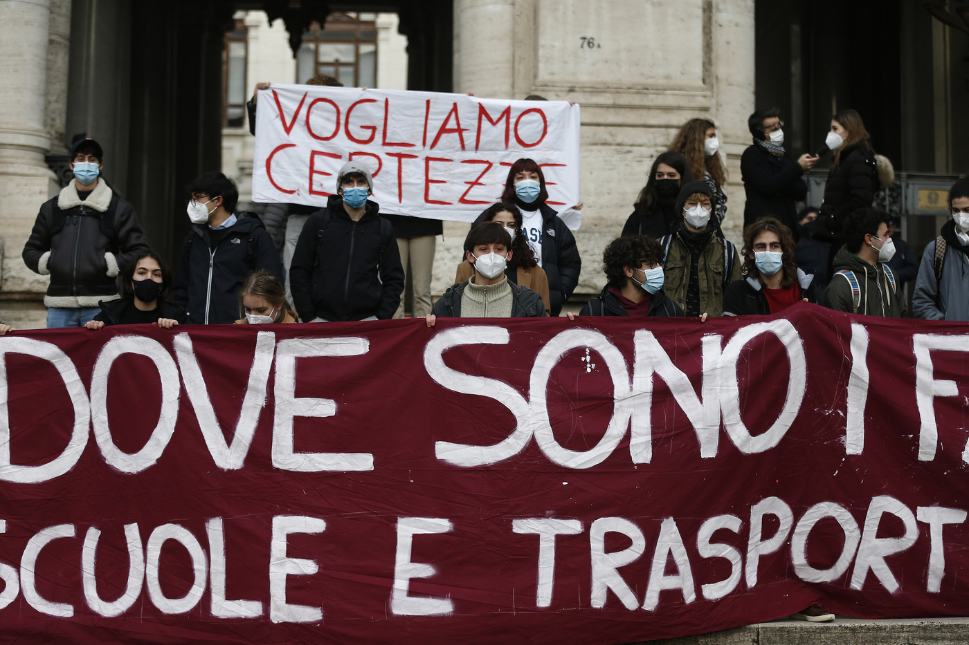 Scuola, superiori tornano in classe ma solo in tre regioni