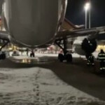 Neve a Madrid, militari aiutano a ripulire l’aeroporto