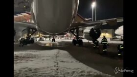 Neve a Madrid, militari aiutano a ripulire l’aeroporto