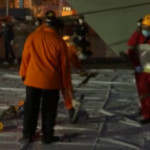 Indonesia, i funzionari ispezionano i detriti e i resti del boeing