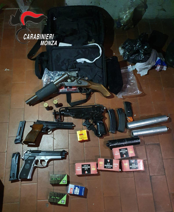 Monza, sequestrato un arsenale nascosto in un garage: arrestato un 50enne