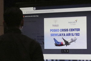 Indonesia, ritrovate le scatole nere e resti umani e detriti dell’aereo caduto