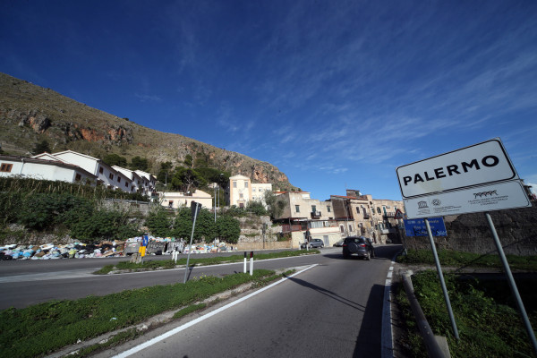 Palermo sommersa da rifiuti, tonnellate d'immondizia in strada