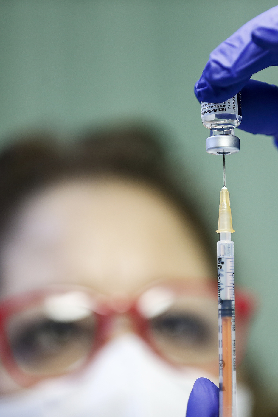 Vaccini, tra caccia alle dosi e allarme varianti: la stretta via contro il Covid-19 Vaccini, tra caccia alle dosi e allarme varianti: la stretta via contro il Covid-19