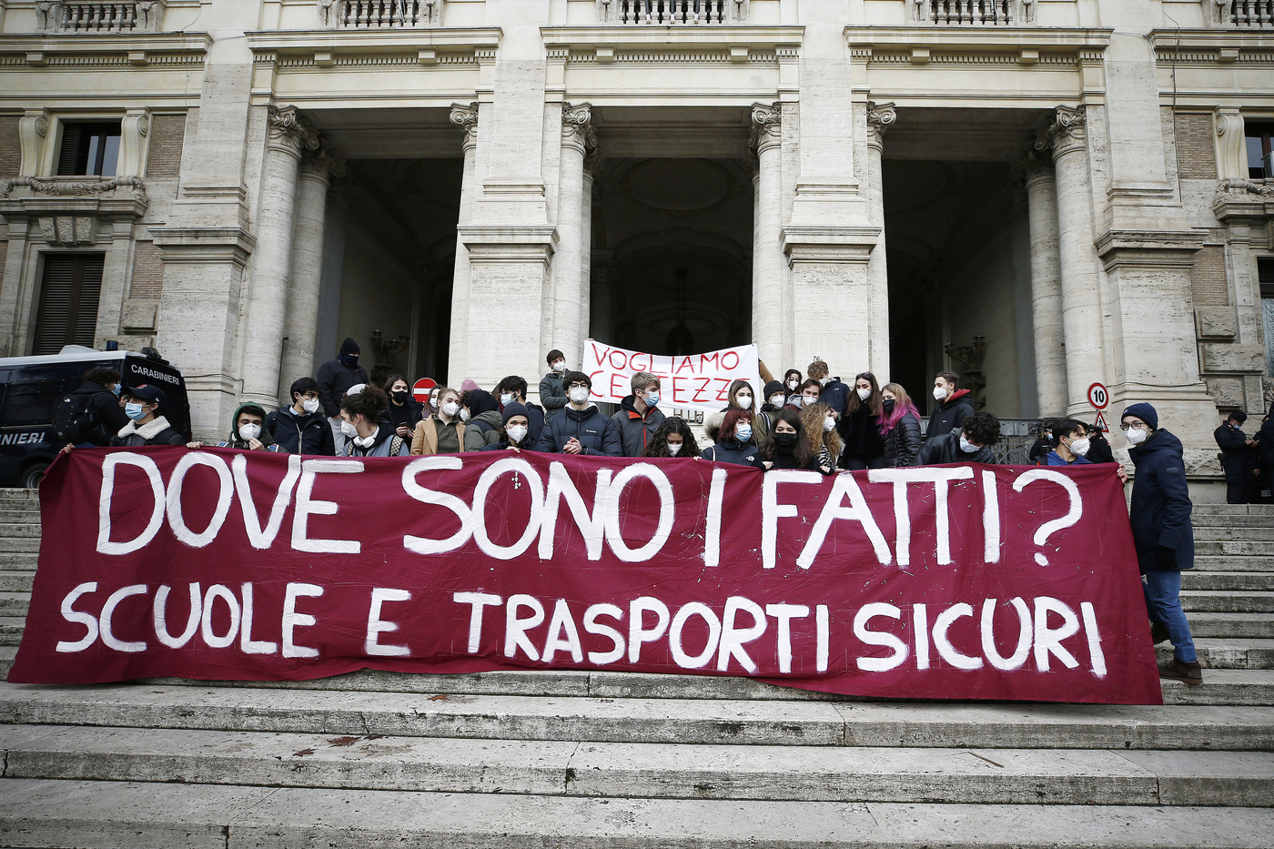 Scuola, superiori tornano in classe solo in 3 regioni. Azzolina: “Continuerò a battermi” Scuola, superiori tornano in classe solo in 3 regioni. Azzolina: “Continuerò a battermi”