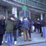 La protesta degli studenti milanesi sotto la Regione: “Siamo arrabbiati, fateci tornare a scuola”