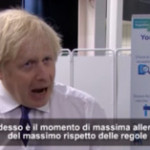 Gran Bretagna, Boris Johnson in centro vaccini con operatori sanitari e pazienti: “E’ il momento di massima allerta”
