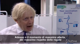 Gran Bretagna, Boris Johnson in centro vaccini con operatori sanitari e pazienti: “E’ il momento di massima allerta”