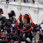 Assalto a Capitol Hill, il video dei rivoltosi che pestano e trascinano un poliziotto