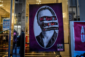 Azione di Non una di meno presso la sede di Prima assicurazioni di cui Alberto Genovese è primo azionista