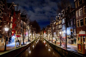 Il quartiere a luci rosse di Amsterdam deserto per il lockdown
