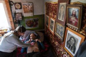 Ukraine doctor goes door to door to visit patients with Covid-19