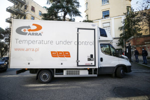 Roma, arrivo delle prime dosi del vaccino Moderna alll’Istituto Superiore di Sanità