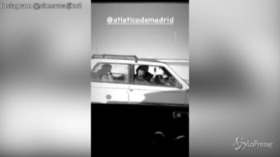 Bufera di neve a Madrid, i giocatori dell’Atletico vanno all’allenamento con la Panda | VIDEO