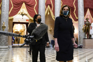 Impeachment, Pelosi: “Trump pericolo, via subito”. Il tycoon: “No alla violenza”