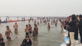 India, migliaia di devoti lungo le sponde del Gange nonostante la pandemia
