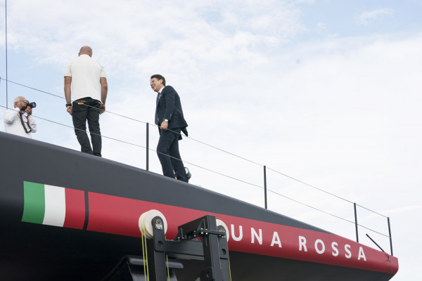 Giuseppe Conte sulla barca di Prada Luna Rossa nel cantiere di Cagliari