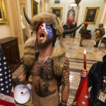 Jake Angeli ‘lo sciamano’ chiede la grazia a Donald Trump