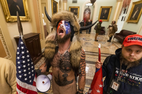 E' di origine italiane Jake Angeli uno dei volti simbolo dell'assalto a Capitol Hill