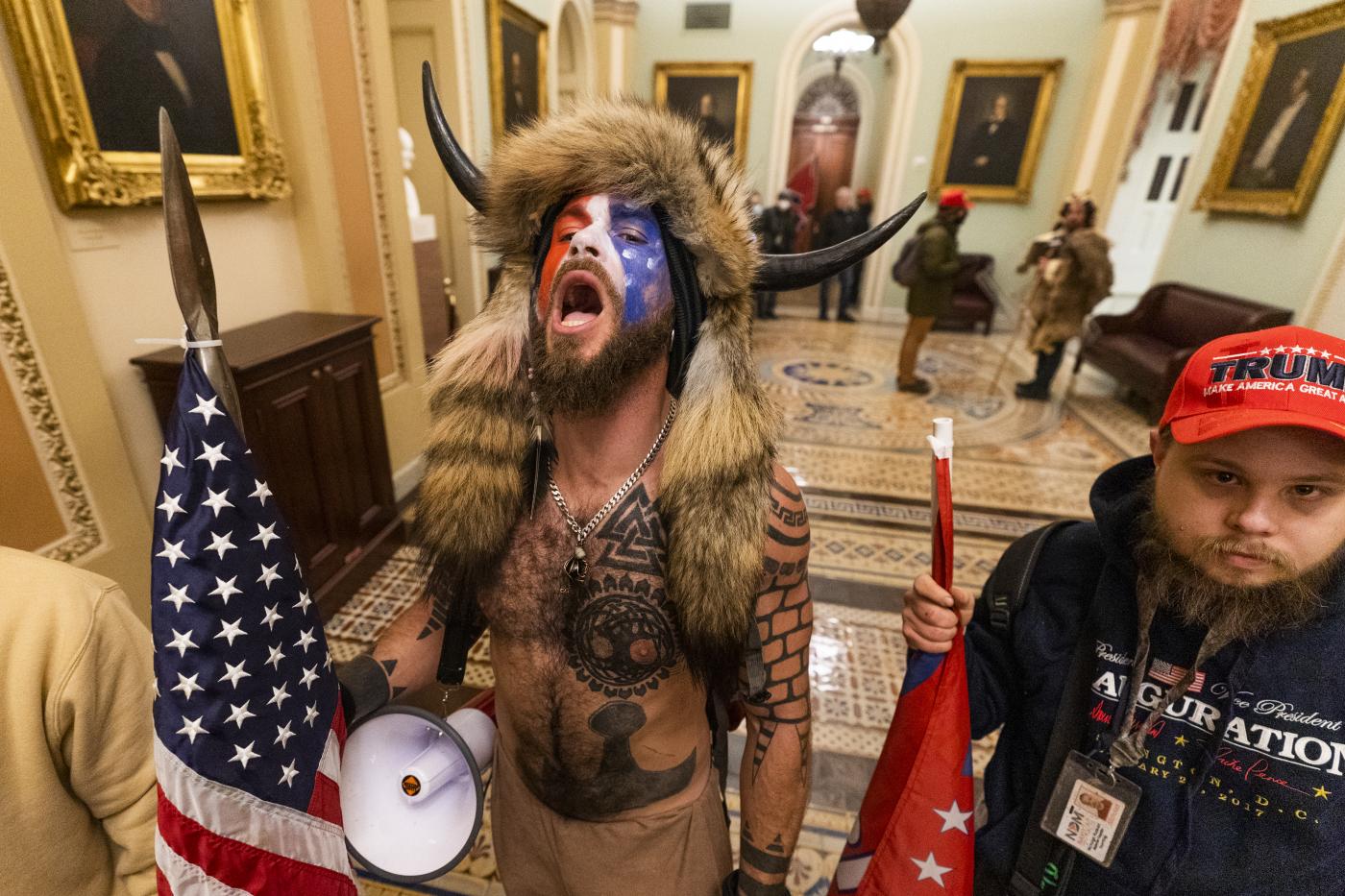 Jake Angeli ‘lo sciamano’ chiede la grazia a Donald Trump