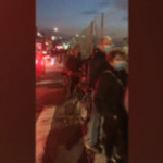 Covid, fake news su vaccini: folla in strada a New York