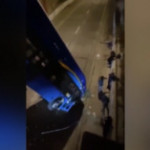 New York, bus finisce fuoristrada e rimane sospeso da un cavalcavia: 8 feriti