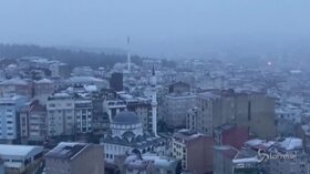 Istanbul, la neve ricopre i tetti della città