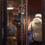 #IoApro, a Milano arriva la polizia in un ristorante aperto: “Schedano i clienti, ma andiamo avanti”