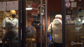 #IoApro, a Milano arriva la polizia in un ristorante aperto: “Schedano i clienti, ma andiamo avanti”