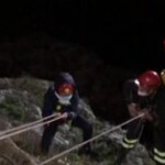 Lecce, bloccata per tre ore su una scogliera a picco sul mare: salvata 59enne