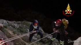 Lecce, bloccata per tre ore su una scogliera a picco sul mare: salvata 59enne