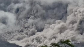 Indonesia, erutta il Vulcano Semeru sull’isola di Giava