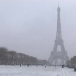 Maltempo, la neve imbianca Parigi e la Tour Eiffel