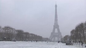 Maltempo, la neve imbianca Parigi e la Tour Eiffel
