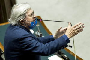 Vittorio Sgarbi. Camera - Informativa di Giuseppe Conte sulle iniziative contro l'emergenza Covid-19