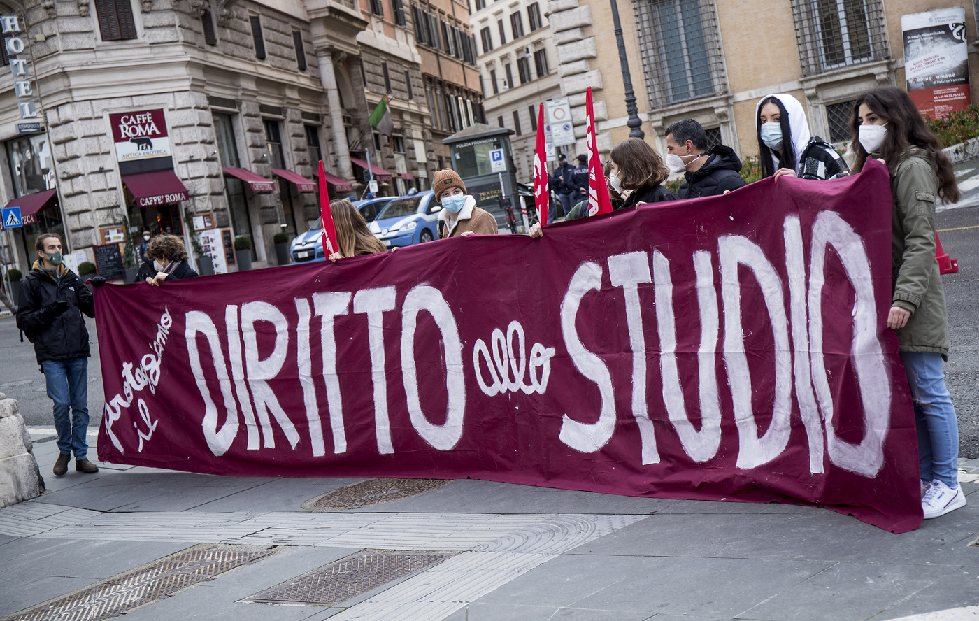 Scuola, le scuole superiori tornano in classe tra il caos delle Regioni